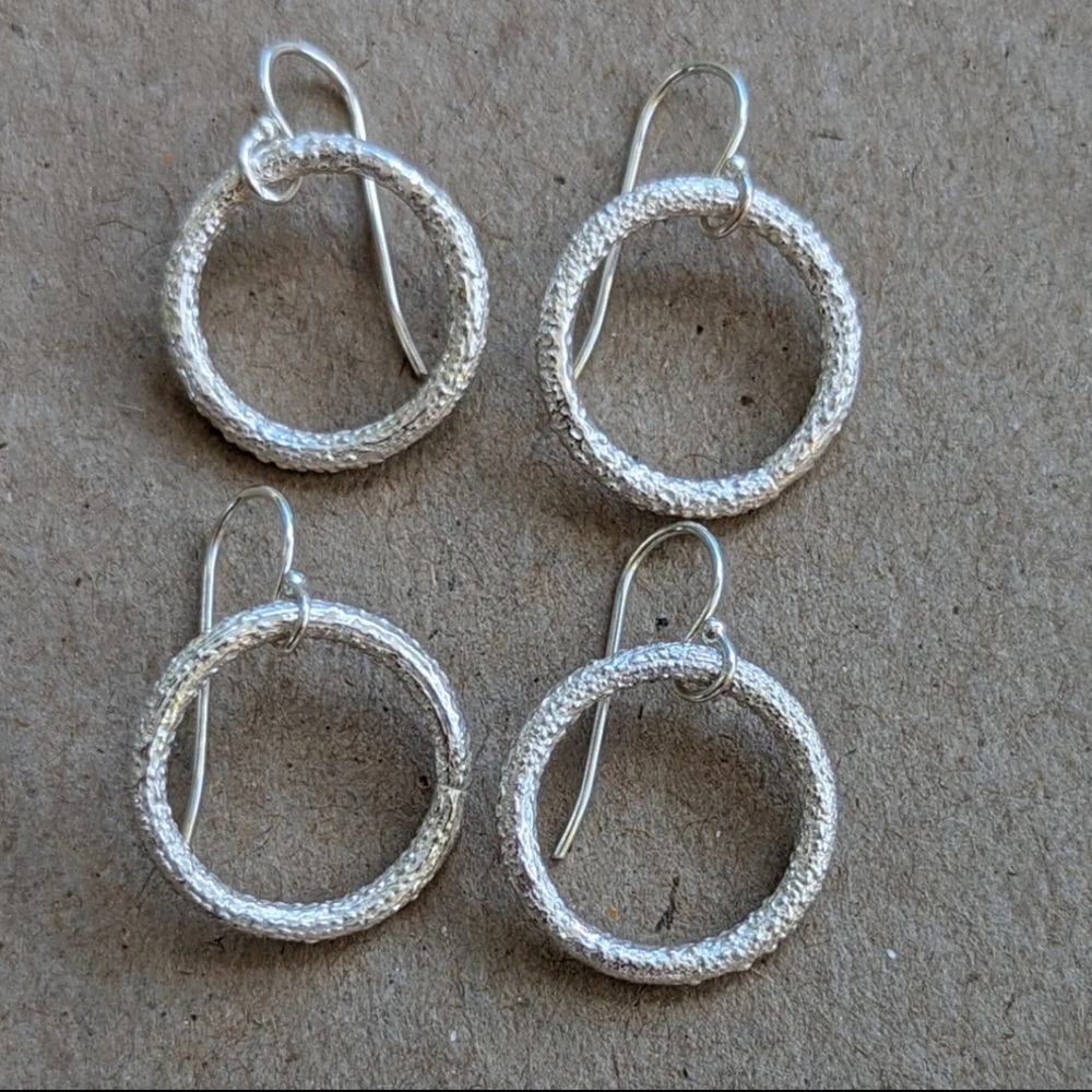 Sterling silver reticulated silver ring earrings - Picture 3 of 4